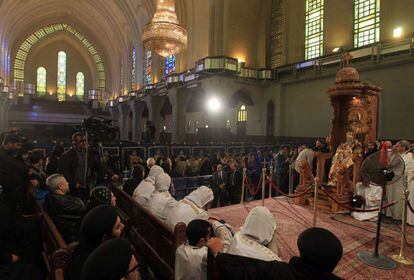 Los cristianos coptos se reúnen en la catedral de Abassiya, en El Cairo.