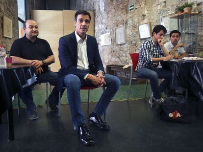 Pedro S&aacute;nchez, en el centro, junto al alcalde de Viladecans, Carlos Ruiz.