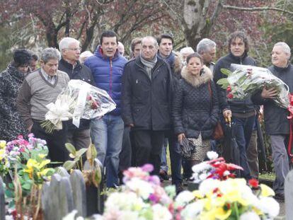 Arriola (en el centro), junto a otros asistentes al homenaje a Froilán Elespe.