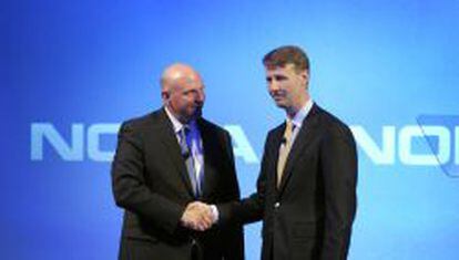 Steve Ballmer, consejero delegado de Microsoft, y Risto Siilasmaam, presidente del consejo de Nokia.