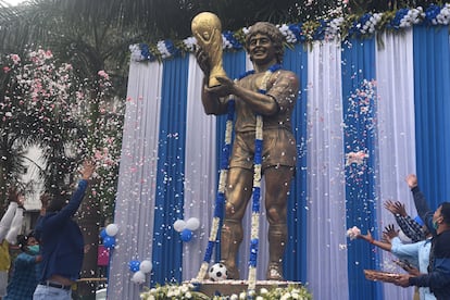 Aficionados en Calcuta se despiden de Maradona echando pétalos a la estatua que se erigió en su honor, el 26 de noviembre de 2020.