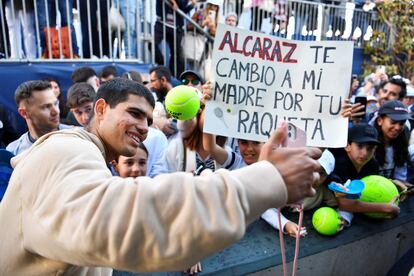 Alcaraz se fotografió con aficionados a favor de Evans.