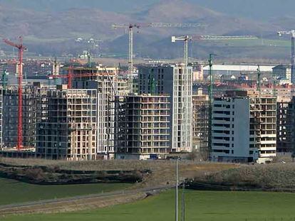 Vista de Vitoria, con los nuevos edificios en construcción del barrio de Zabalgana en primer término.