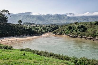Vista de la playa de Poo, en el concejo asturiano de Llanes.