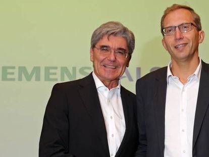El consejero delegado de Siemens, Joe Kaeser, y el director ejecutivo de Alstom, Henri Poupart-Lafarge, se saludan tras anunciar el acuerdo en Par&iacute;s.