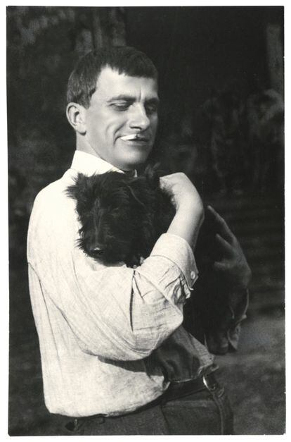 Retrato de Mayakovsky (con su perro), 1924. Una de las imágenes de la exposición 'Fotografía rusa en el Archivo Lafuente'.