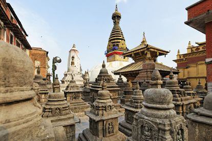 Entre la India y el Tíbet, al sur del Gran Himalaya, a una altitud de 1.500 metros, se halla el valle de Katmandú. Comprende siete conjuntos de monumentos y edificios representativos de la totalidad de las obras históricas y artísticas que lo han hecho mundialmente célebre. El terremoto de 7,9 grados de magnitud en la escala de Richter que sacudió Nepal el pasado 25 de abril elevó el valle 80 centímetros y produjo daños en la mayoría de los monumentos. El editor del 'Nepali Times', Kunda Dixit, dijo que la destrucción era "culturalmente hablando una pérdida incalculable", aunque señaló que serían reconstruidos.