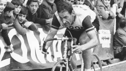 Luis Otaño, durante una carrera, con los colores del Fagor.