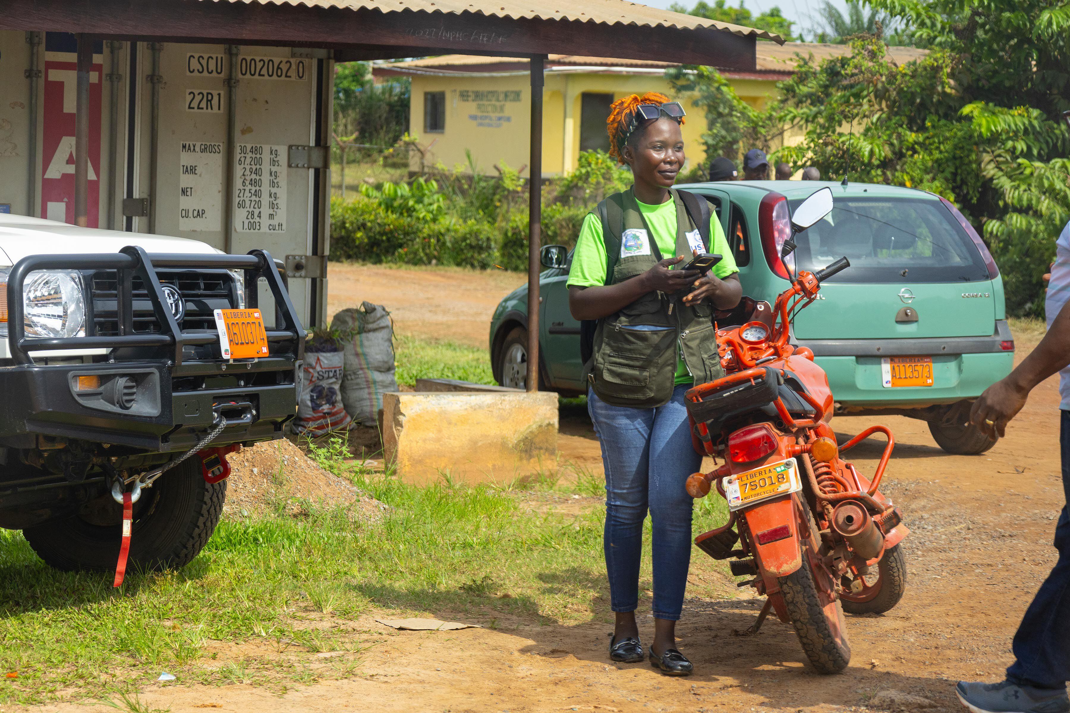 Nowai Kerkula se desplaza en moto por las comunidades del condado de Bong para informar sobre enfermedades desatendidas. Es uno de los 15 condados de Liberia, un país de 5,2 millones de habitantes y una renta 'per capita' anual de 735 dólares, el 12º por la cola del mundo.