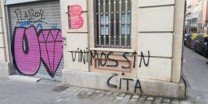 Pintada en una oficina de los servicios sociales de Barcelona, el pasado mes de marzo.