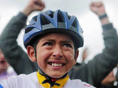Un niño de Zipaquira (Colombia), la ciudad de Bernal, llora viendo el Tour. En vídeo, la celebración de los colombianos por la victoria de Bernal.