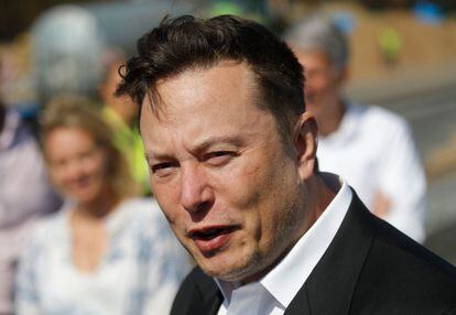 Elon Musk, el CEO de Tesla, habla con los medios en Gruenheide, cerca de Berlín (Alemania), el 3 de septiembre de 2020.