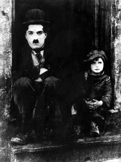 Icónico fotograma de 'El chico' de 1921, la historia de cómo el Vagabundo más famoso de la historia del cine se convierte en el padre de un niño abandonado del que después el destino lo querrá separar.