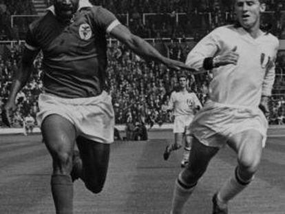 Eusébio lleva el balón ante el milanista Trapattoni, en la final de la Copa de Europa de 1963.