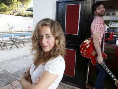 Aitana Luis y Guille Mostaza, cantante de Ellos, en la casa de El &Aacute;lamo.