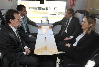 El presidente del Gobierno, Mariano Rajoy; el Príncipe Felipe; el presidente de la Generalitat de Cataluña, Artur Mas; y la ministra de Fomento, Ana Pastor; hoy durante el viaje inaugural del AVE del tramo de alta velocidad Barcelona-Girona-Figueres.