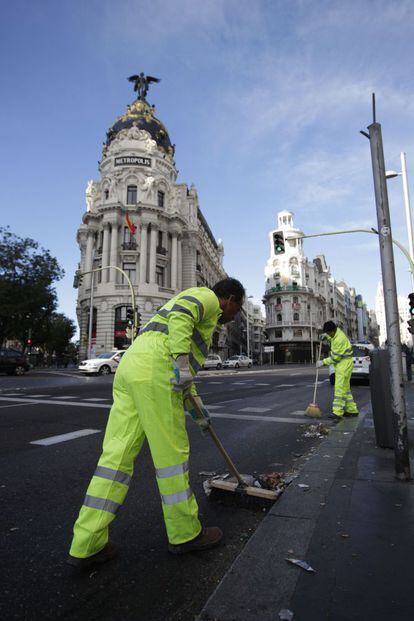 Gran Vía. Los efectivos de la limpieza al inicio de la tantas veces fotografiada calle madrileña.