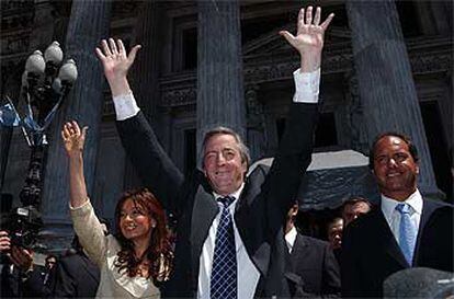 Néstor Kirchner y su esposa, la diputada Cristina Fernández, saludan ayer a la salida del Congreso argentino.