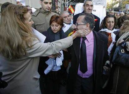 Alcaraz, acompañado por un grupo de seguidores a la puerta de la Audiencia Nacional.