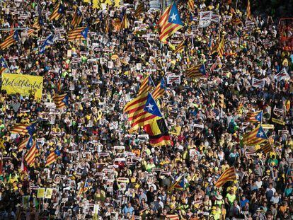 Manifestación en Barcelona para pedir la libertad de los políticos presos. En vídeo, declaraciones de Roger Torrent, presidente del Parlament, sobre la situación política actual de Cataluña.