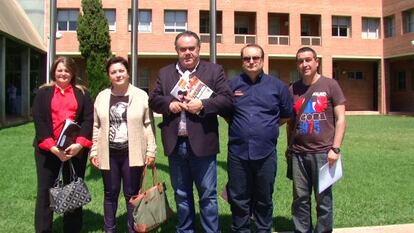 Julia Llopis (CONCAPA), Merxe Alabau i Victor Mila (Gonzalo Anaya), Ramón López (COVAPA) en la puerta de la consejería.