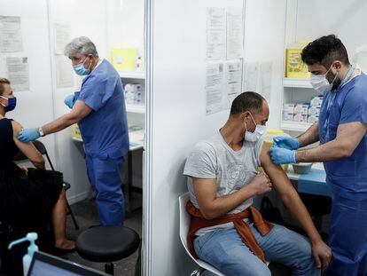 Personal sanitario durante la vacunacion en el recinto de la Fira de Barcelona.