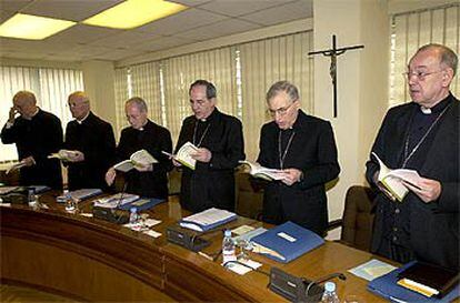 El cardenal Rouco (en el centro), el arzobispo Sebastián (derecha) y el obispo Asenjo, el martes en la CEE.