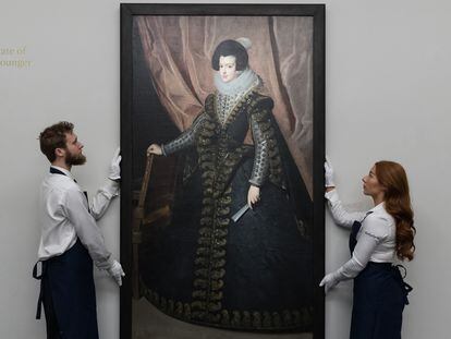El retrato de la reina Isabel en la sede londinense de Sotheby's, el día 1.