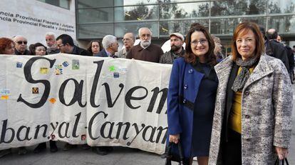 Protesta de vecinos de El Cabanyal contra el juicio. En primer plano, Mònica Oltra y Marga Sanz.