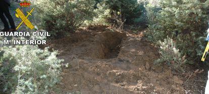 Imagen facilitada por la Guardia Civil de la fosa donde aparecieron los restos de la mujer descuartiza.