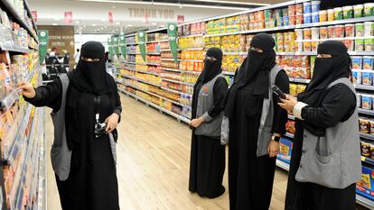 Formación de empleadas en un supermercado en la ciudad saudí de Jedah, en febrero pasado.
