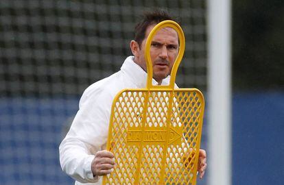 Frank Lampard manipula una barrera durante el entrenamiento del Chelsea, este martes.
