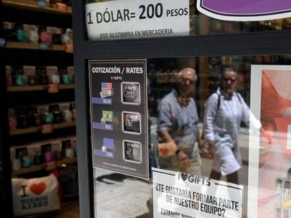 Una tienda con un cartel cuyo tipo de cambio es de 200 pesos por dólar en lugar del oficial (105,58), en Buenos Aires, en noviembre de 2021.
