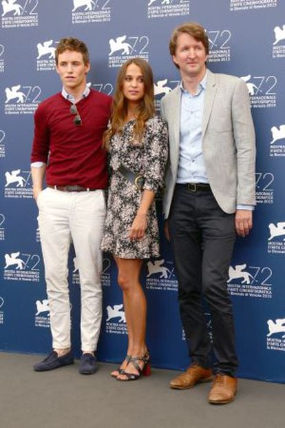De izquierda a derecha, los protagonistas de ‘The Danish Girl’, Eddie Redmayne y Alicia Vikander, junto al director Tom Hooper.