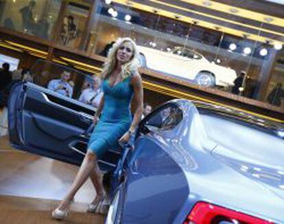 Sonya Kraus, presentadora de la televisión alemana, posa junto a un Volvo GT ayer en el Salón del Automóvil de Fráncfort.
