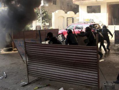 Antidisturbios egipcios en un enfrentamiento con simpatizantes de los Hermanos Musulmanes en El Cairo el pasado viernes.