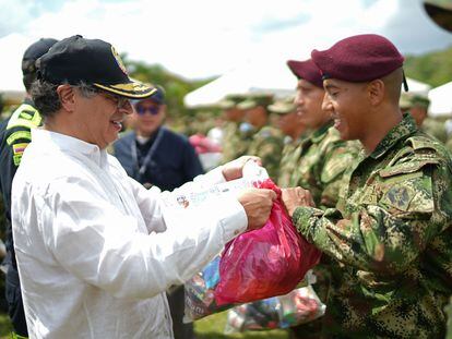 Gustavo Petro durante un acto oficial con integrantes del Ejército, en Saravena, el 22 de diciembre de 2022.