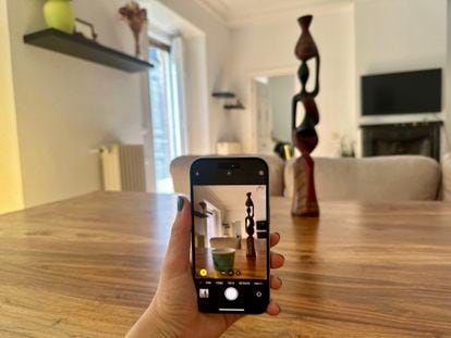 El modo retrato del iPhone 15 se activa automáticamente cuando el teléfono detecta figuras humanas o de mascotas, y las destaca desenfocando lo que les rodea.