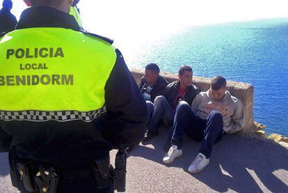 Imagen facilitada por el Ayuntamiento de Benidorm de tres de los nueve inmigrantes que llegaron ayer a su costa.