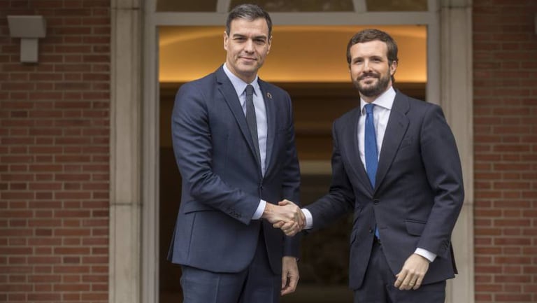 El presidente del Gobierno en funciones, Pedro Sánchez, recibe al líder del PP, Pablo Casado, el 17 de febrero.
