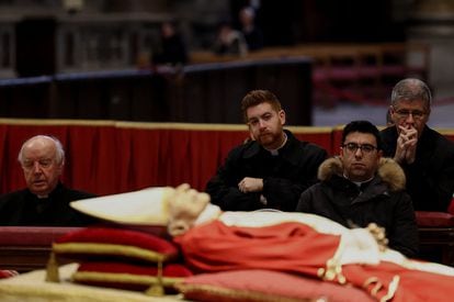 Varios fieles rinden homenaje al papa emérito en la basílica de San Pedro en el Vaticano.