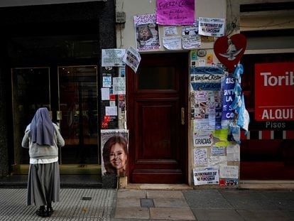 Una de las puertas de ingreso al piso de Cristina Kirchner en Buenos Aires muestra los carteles pegados por sus seguidores, el 3 de septiembre de 2022.