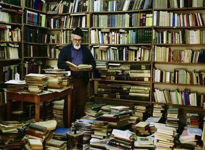 El Padre Manuel en la biblioteca del convento de Bagdad. En las estanterías se alienean los libros en francés, inglés, árabe, hebreo, lenguas orientales y algunos en español, ordenados por especialidades, y también hay algún que otro incunable.