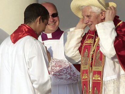 Benedicto XVI se coloca un sombrero en Madrid el pasado agosto.