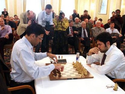 Anand termina de situar las piezas antes de la partida r&aacute;pida que perdi&oacute; ante Nakamura.