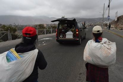 Un ataúd con los restos de Jhan Carlos Condori Arcana es conducido a su velorio en Arequipa, Perú, el viernes 20 de enero.