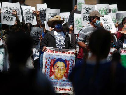 Familiares de los estudiantes desaparecidos de Ayotzinapa se manifiestan frente a la sede de la Suprema Corte de Justicia, en Ciudad de México, 23 de septiembre de 2020.