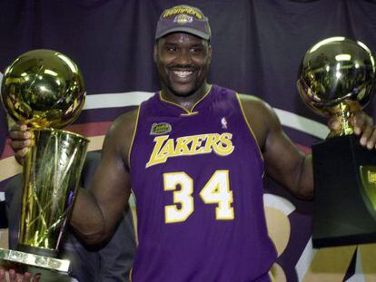 O' Neal en el 2001 con los trofeos de mejor jugador de la final de la NBA.