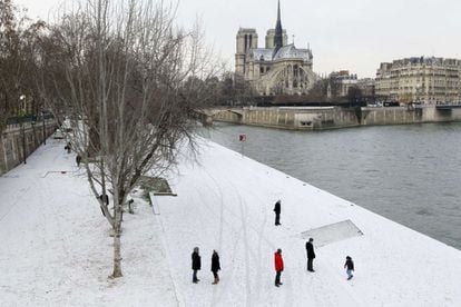Nieve, a las orillas del Sena, París. Al fondo, la catedral de Notre Dame.