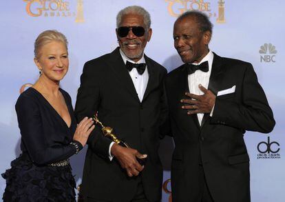 Morgan Freeman (centro) posa con el premio honorífico Cecil B. Demille, junto a Hellen Mirren (izquierda) y Sidney Poitier (derecha).